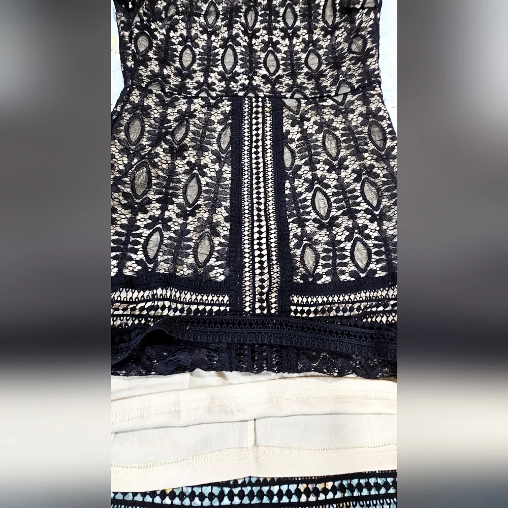 Doe & Rae Black Lace Geo Print V-Neck Short Sleeve Lined Dress Size L NWT‎